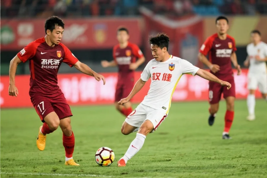 一名中超防守球员在比赛中精准铲球，周围有对方进攻球员试图突破